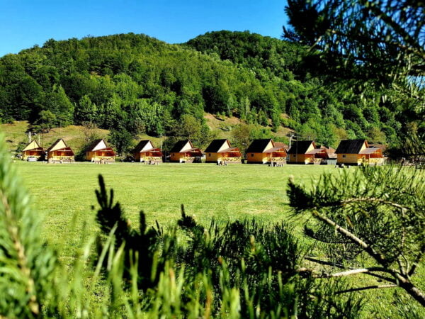 Cazare camping la Casute Bulz Valea Iadului