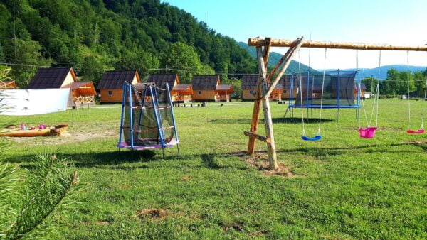 Cazare camping la Casute Bulz Valea Iadului