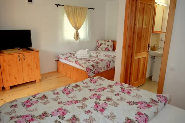 Cazare camping la Casute Bulz Valea Iadului