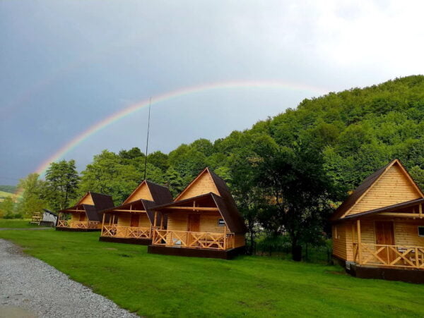 Cazare camping la Casute Bulz Valea Iadului