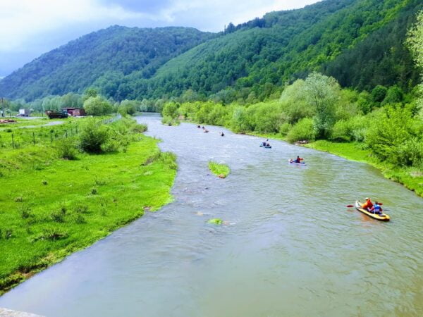 Cazare camping la Casute Bulz Valea Iadului