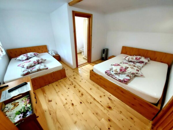 Cazare camping la Casute Bulz Valea Iadului