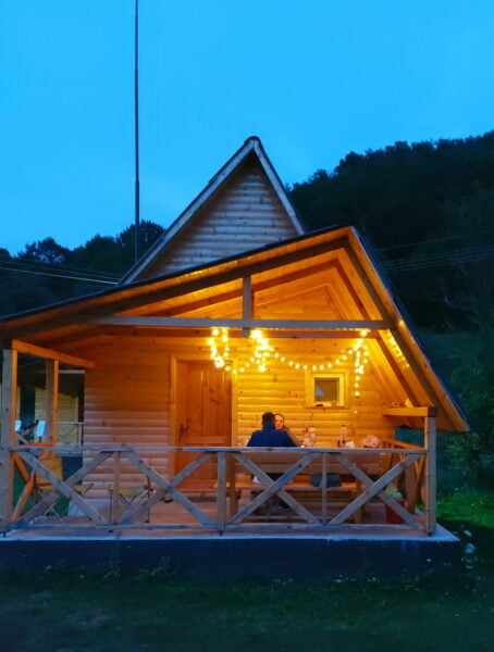 Cazare camping la Casute Bulz Valea Iadului