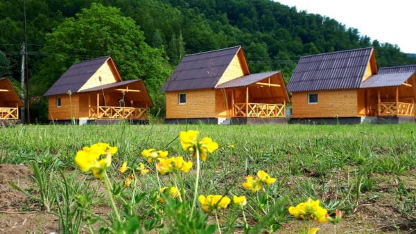 Cazare camping la Casute Bulz Valea Iadului