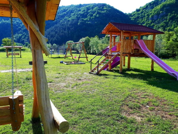 Cazare camping la Casute Bulz Valea Iadului