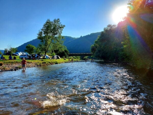 Cazare camping la Casute Bulz Valea Iadului